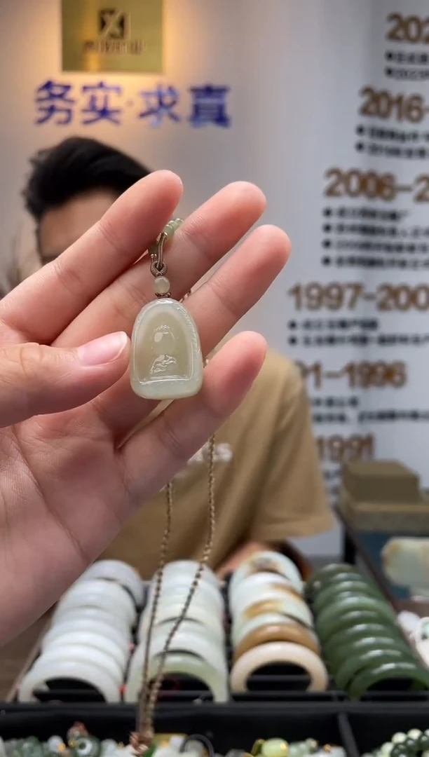 和田玉未镶嵌颈饰翠胶猫相由心生吊坠一件