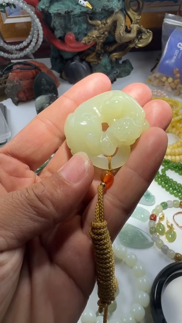 吊坠(赠链)未镶嵌和田玉吊坠