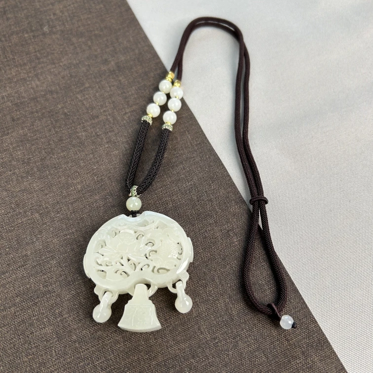 【何姐聊收藏】和田玉白玉莲华精雕香囊吊坠国风精雕设计 YS0620501