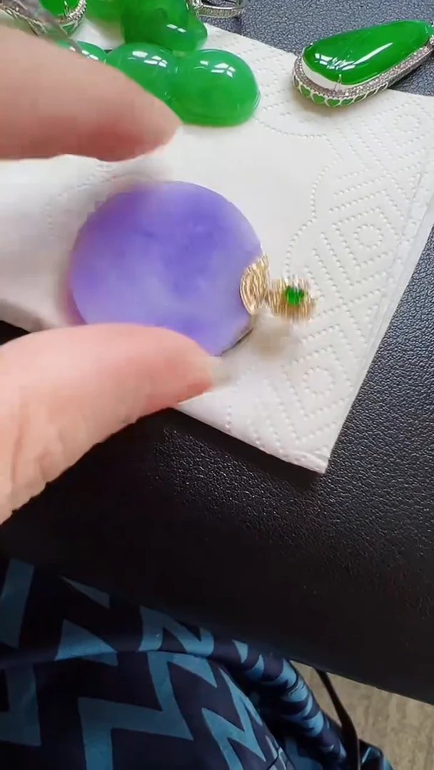 颈饰18K金镶嵌翡翠圆牌