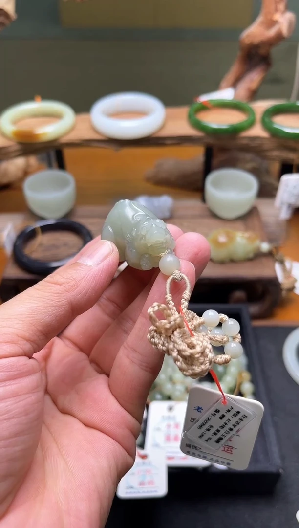吊坠(不含链)未镶嵌和田玉且末青白 貔貅