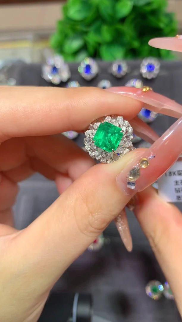 18K金镶嵌戒指祖母绿1.72ct