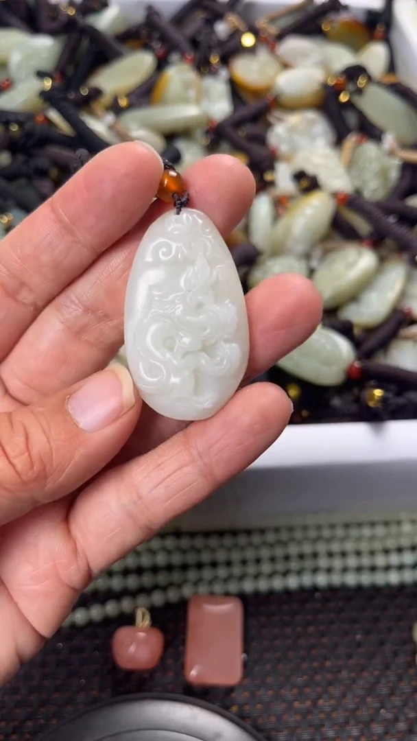 【闪购商品】和田玉颈饰未镶嵌多样性发货没有证书拍一发一有瑕