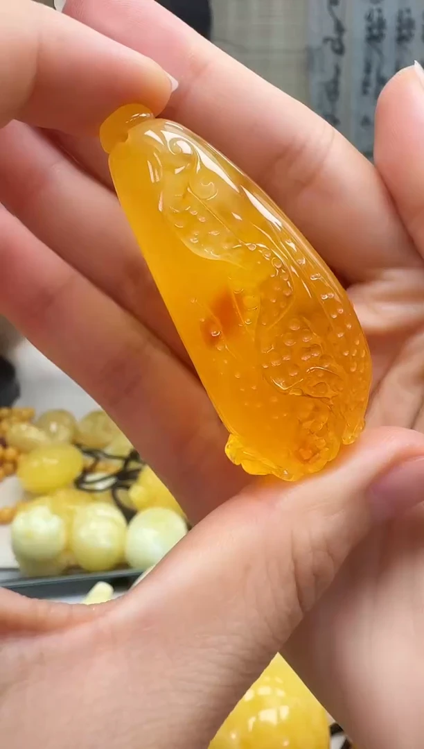 未镶嵌琥珀裸石如图