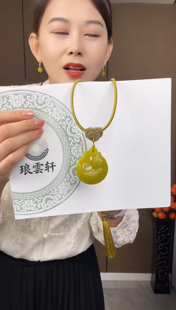 未镶嵌岫玉颈饰1