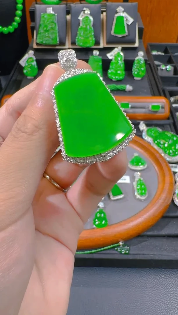 吊坠(赠链)18K金镶嵌翡翠吃***猫天然A货翡翠