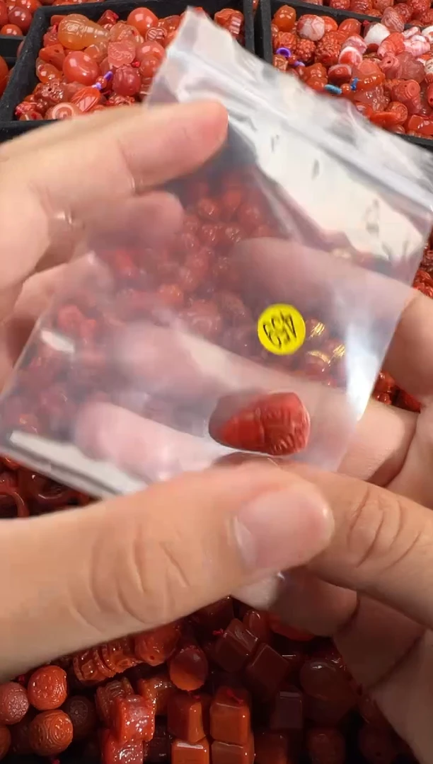 南红玛瑙未镶嵌颈饰1