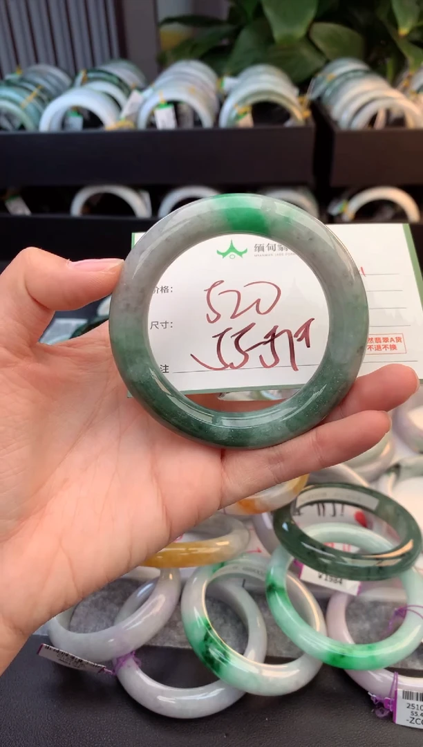 未镶嵌定制翡翠毛货需精细抛光+多人