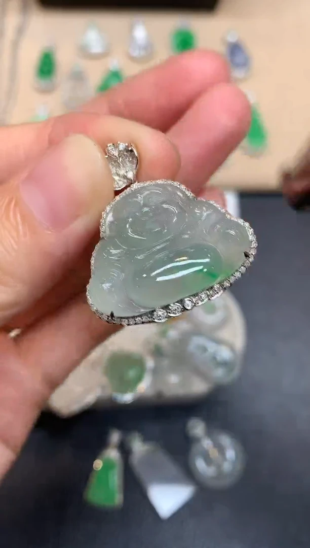 颈饰18K金镶嵌翡翠佛公【无服务费