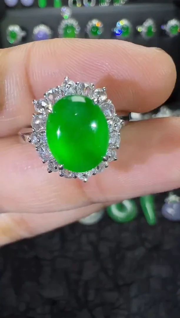 18K金镶嵌戒指翡翠高冰正阳绿蛋面戒指