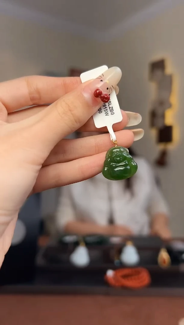 颈饰18K金镶嵌和田玉佛