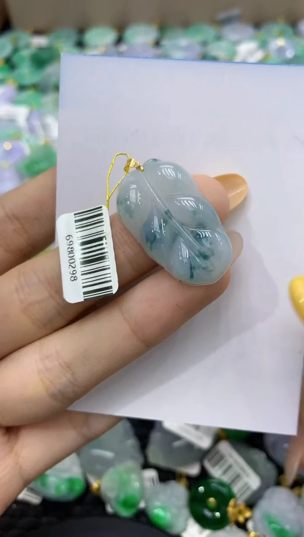 颈饰18K金镶嵌翡翠天然麻烦翡翠A货