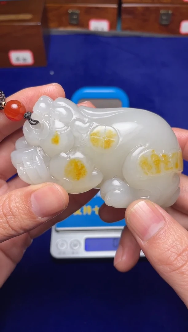 未镶嵌和田玉把件圣**峰和田玉