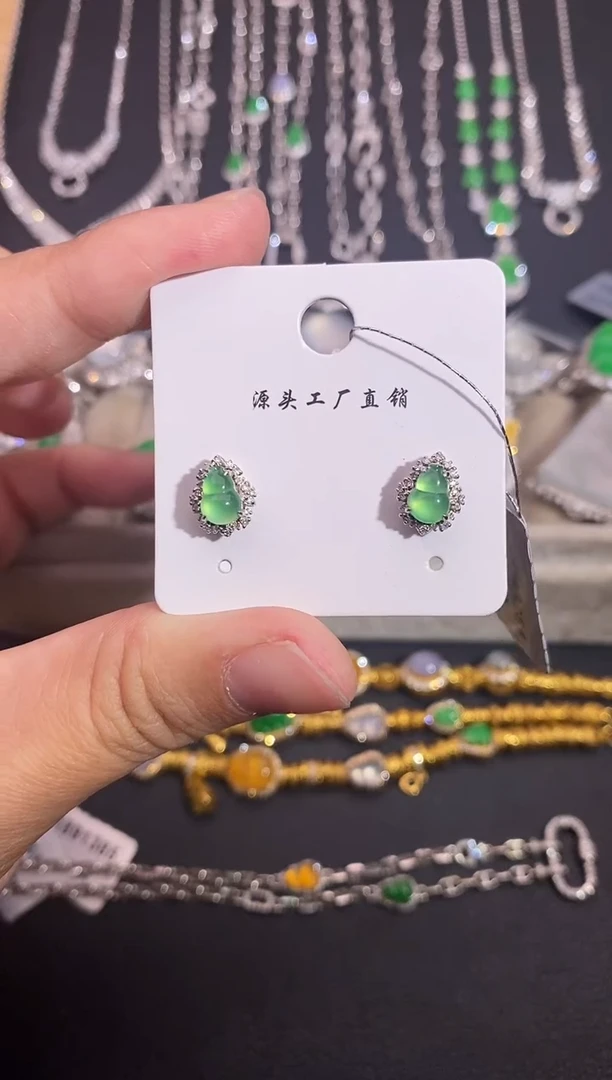 颈饰18K金镶嵌翡翠耳饰