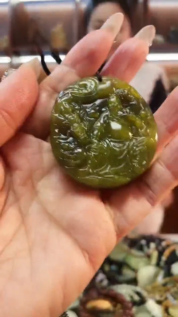 未镶嵌蛇纹石玉吊坠