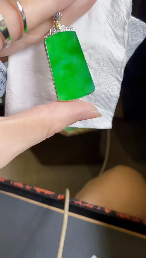 翡翠18K金镶嵌颈饰无事牌