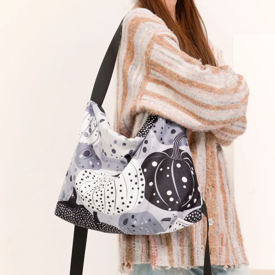 无则艺【镇店之宝】黑白南瓜艺术百搭原创印花通用双肩包时尚包中号