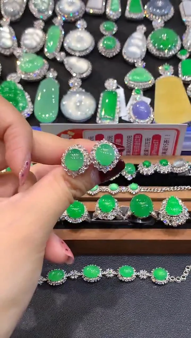 18K金镶嵌翡翠耳饰张*张无鉴赏 多样性发其一