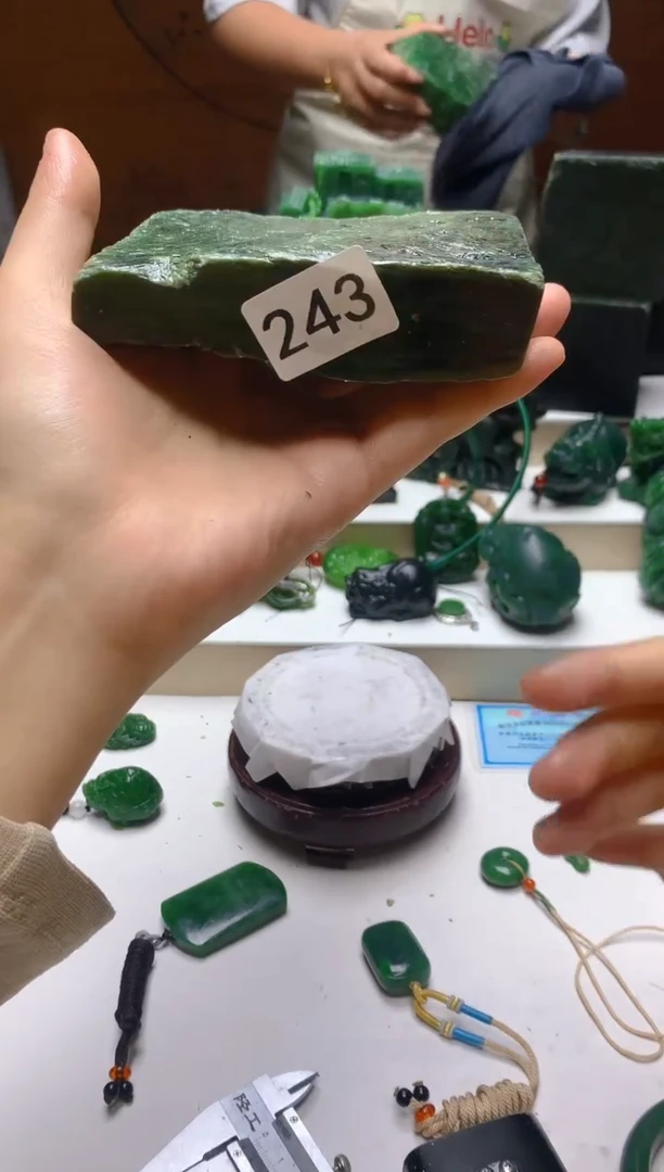 未镶嵌和田玉（碧玉）珠宝半成品0