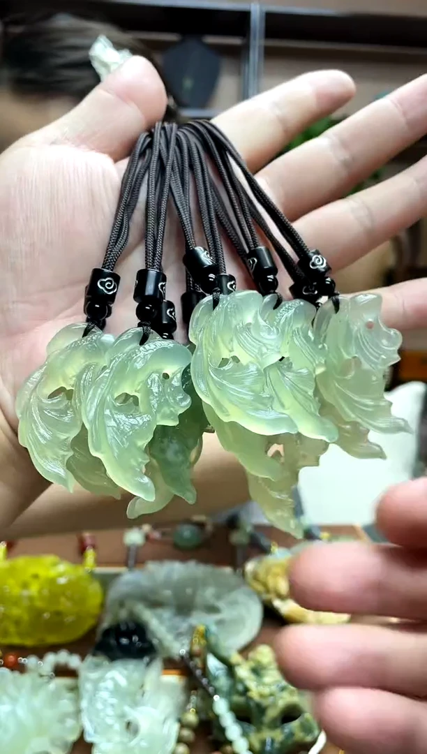 岫玉未镶嵌颈饰多样性发货发其中之一