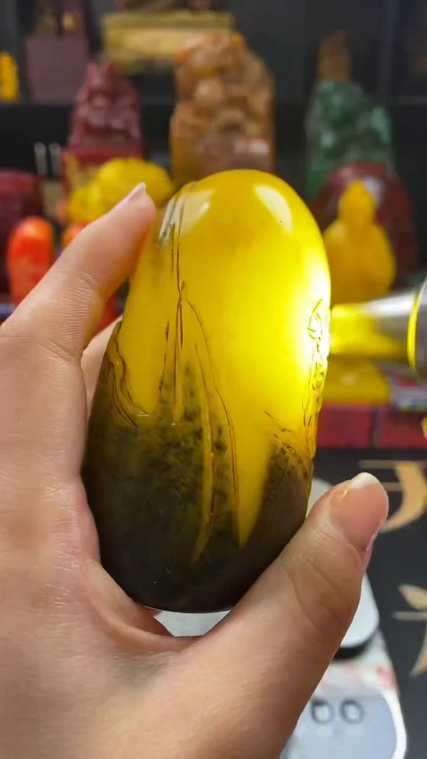 寿山石印石乌鸦皮鸡油黄随形