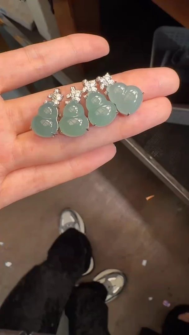 未镶嵌定制翡翠翡翠A货有轻微色差属于正常现象，吊坠多样性发货1