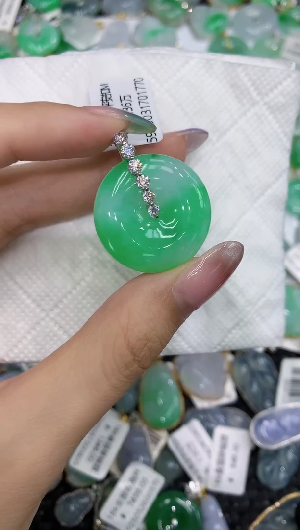翡翠18K金镶嵌颈饰111111111111