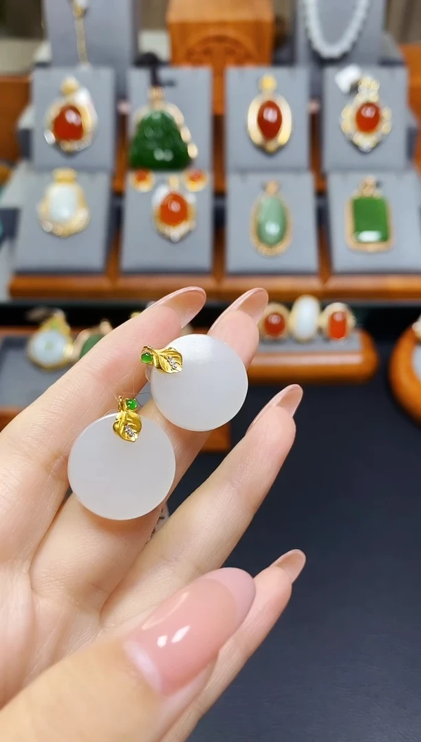 18K金镶嵌和田玉耳环白玉耳环