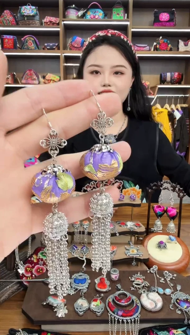 【闪购商品】织绣46蒙阿苏苗绣传承