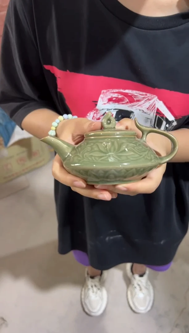 微瑕耀州窑青瓷莲纹虚遍壶