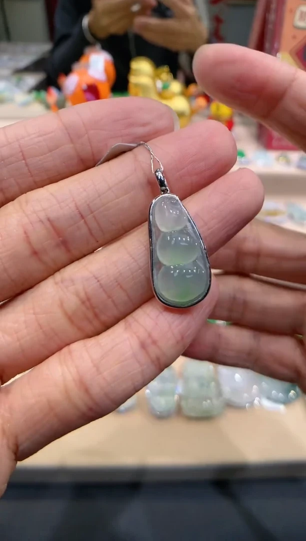 【闪购商品】翡翠吊坠(不含链)18K金镶嵌豆子