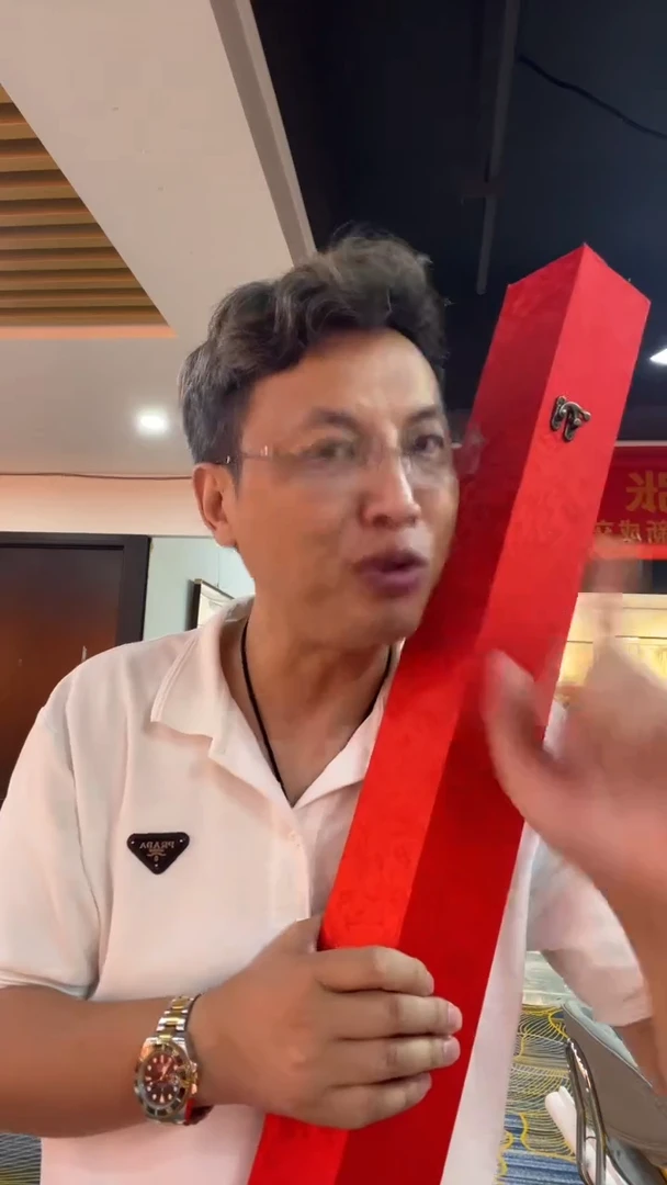 国画雷畅胜 卧龙黄金梅 带锦盒