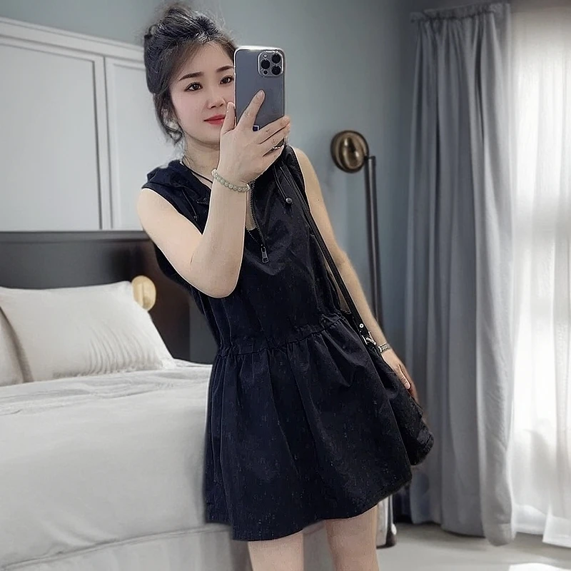2025连帽坎袖黑色背心连衣裙女春夏宽松娃娃裙花苞裙显瘦气质裙子