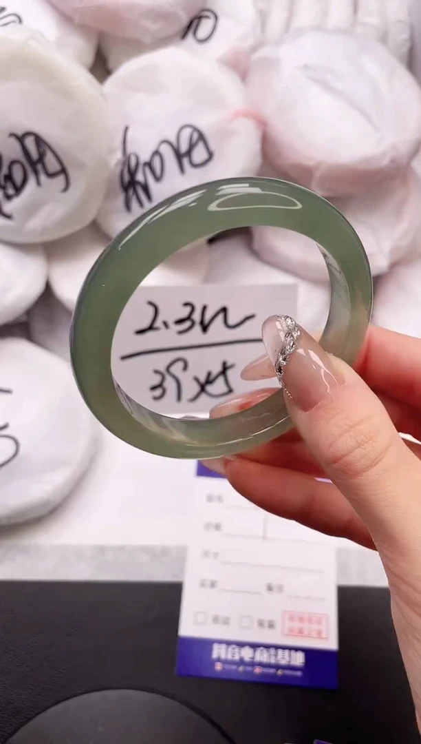 【闪购商品】石英质玉手镯未镶嵌23K49-55