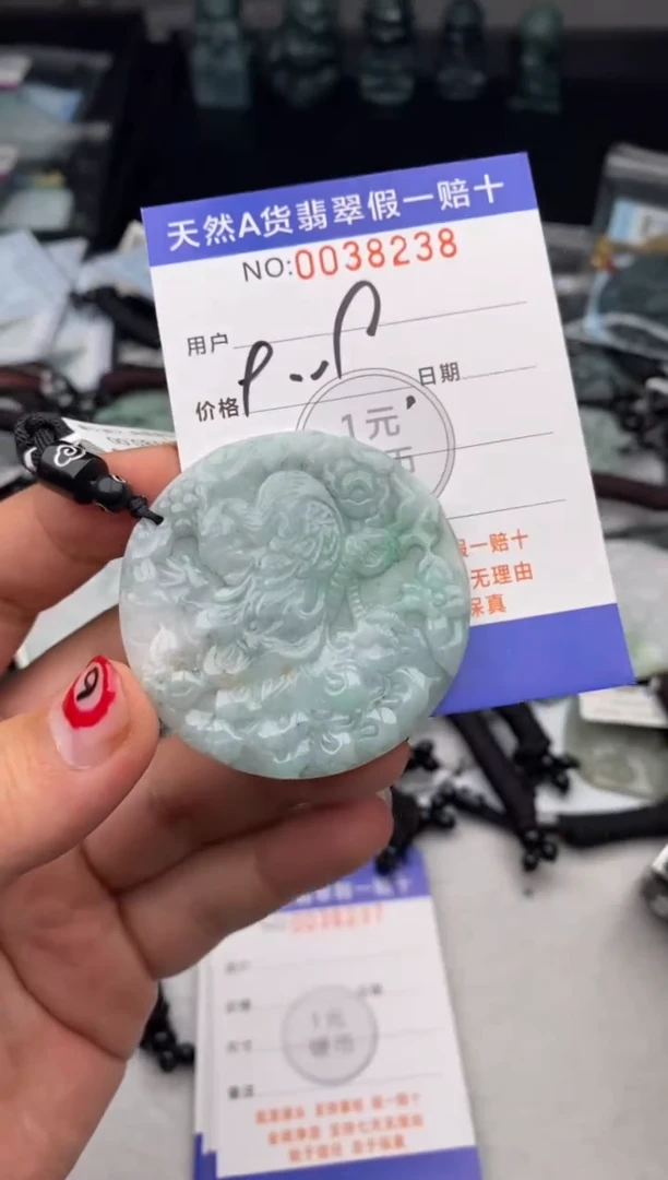 翡翠未镶嵌颈饰多样性发其一