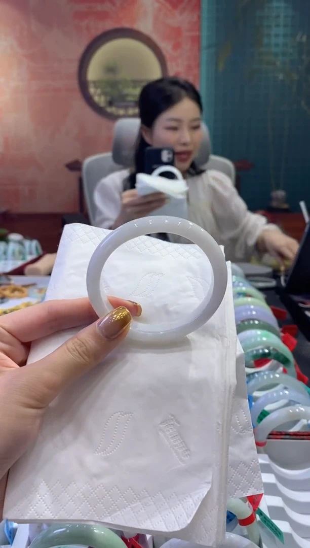 翡翠手镯未镶嵌多人08513