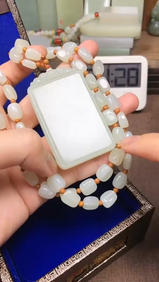 颈饰未镶嵌和田玉观**远观海