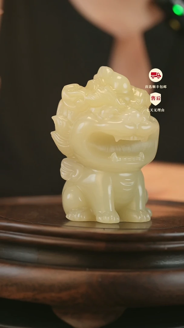 云南石竹叶青雕刻：大嘴貔貅
