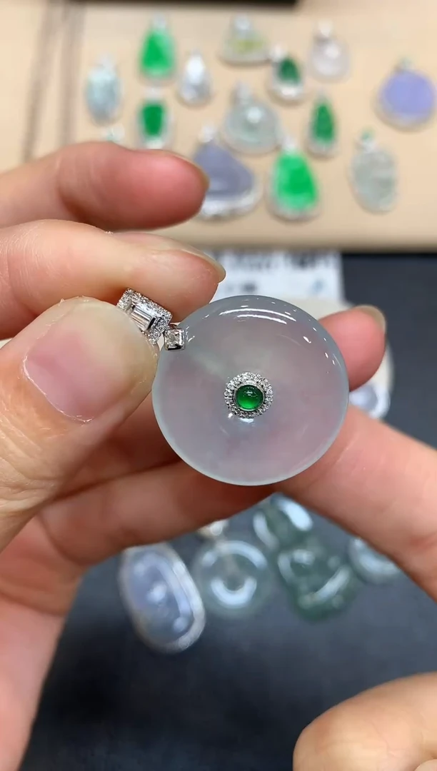 颈饰18K金镶嵌翡翠平安扣【无服务费