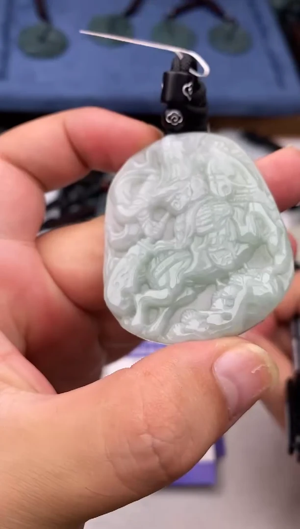 翡翠未镶嵌颈饰多样性发其一