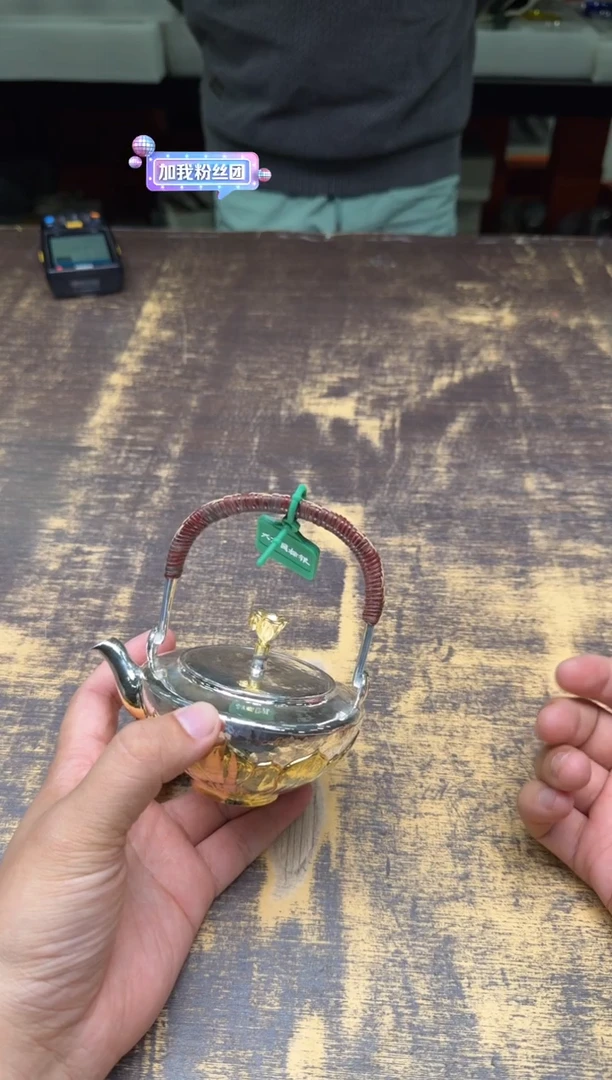 呆坐锤纹錾刻镀金莲心素梦提梁壶