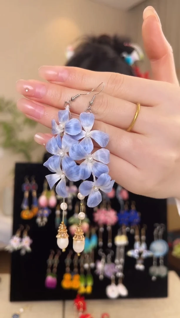 刺绣兔****迪蓝色绣球花耳环