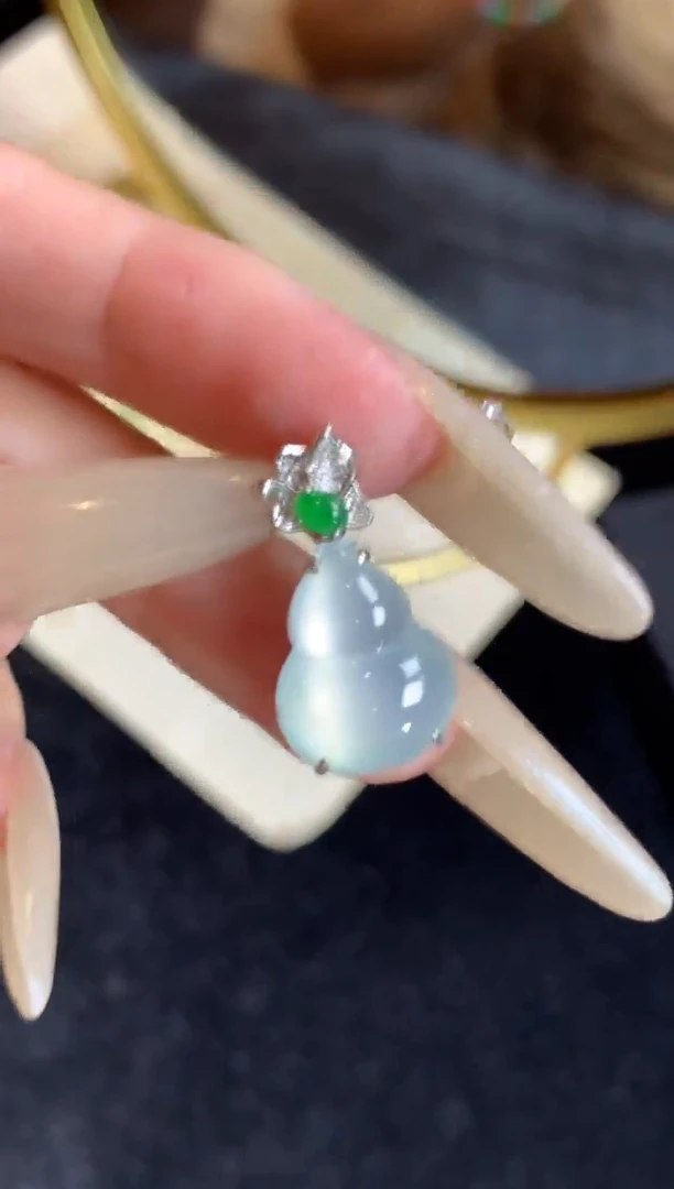 颈饰18K金镶嵌翡翠翡翠葫芦