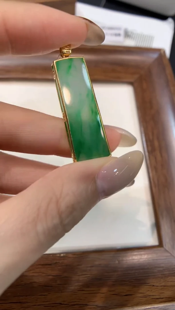 颈饰18K金镶嵌翡翠无事牌