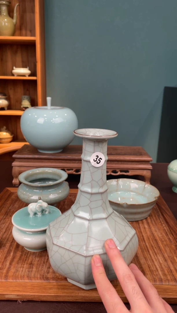 35窑承青瓷弦纹瓶