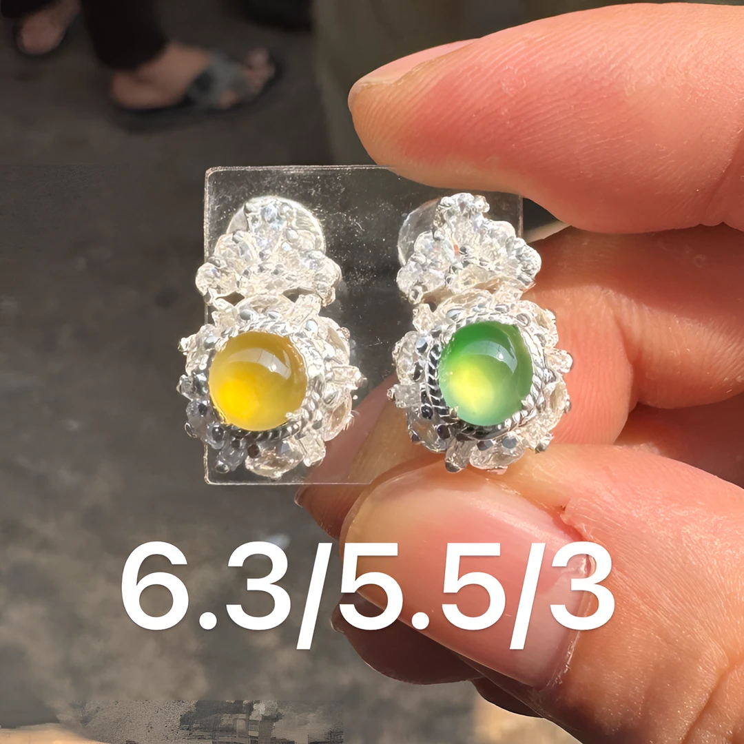 0303(小哪吒在源头)冰玻种翡翠炸光双彩戒面干净肉细荧光足M100