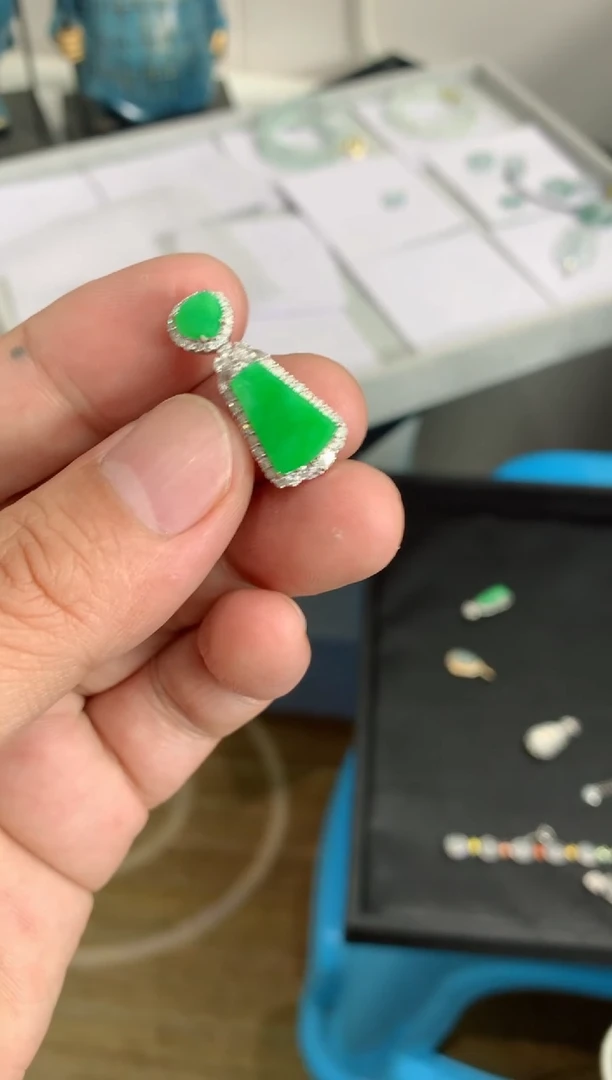 颈饰18K金镶嵌翡翠18K翡翠