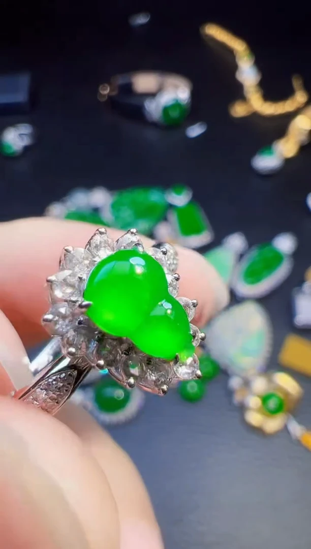 18K金镶嵌戒指翡翠这*翡翠