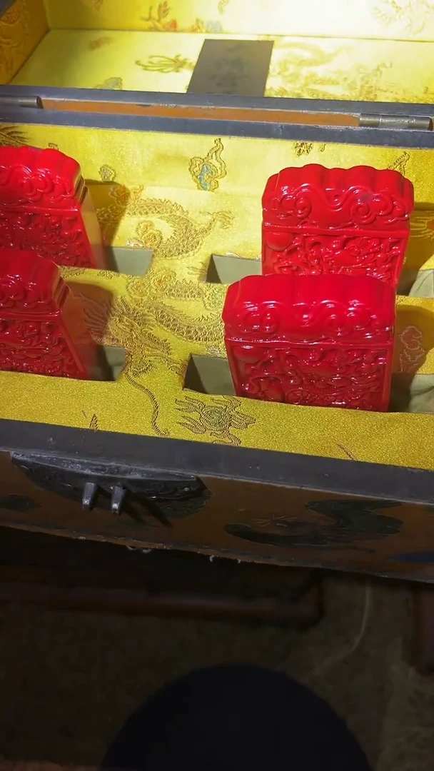 红色龙牌一个...