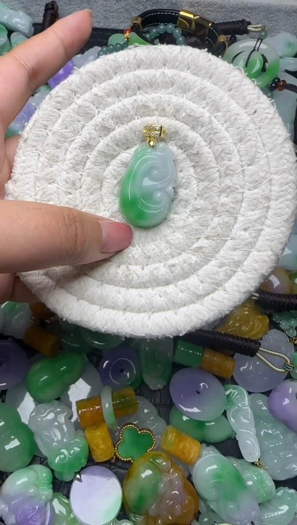 颈饰未镶嵌翡翠缅甸翡翠吊坠